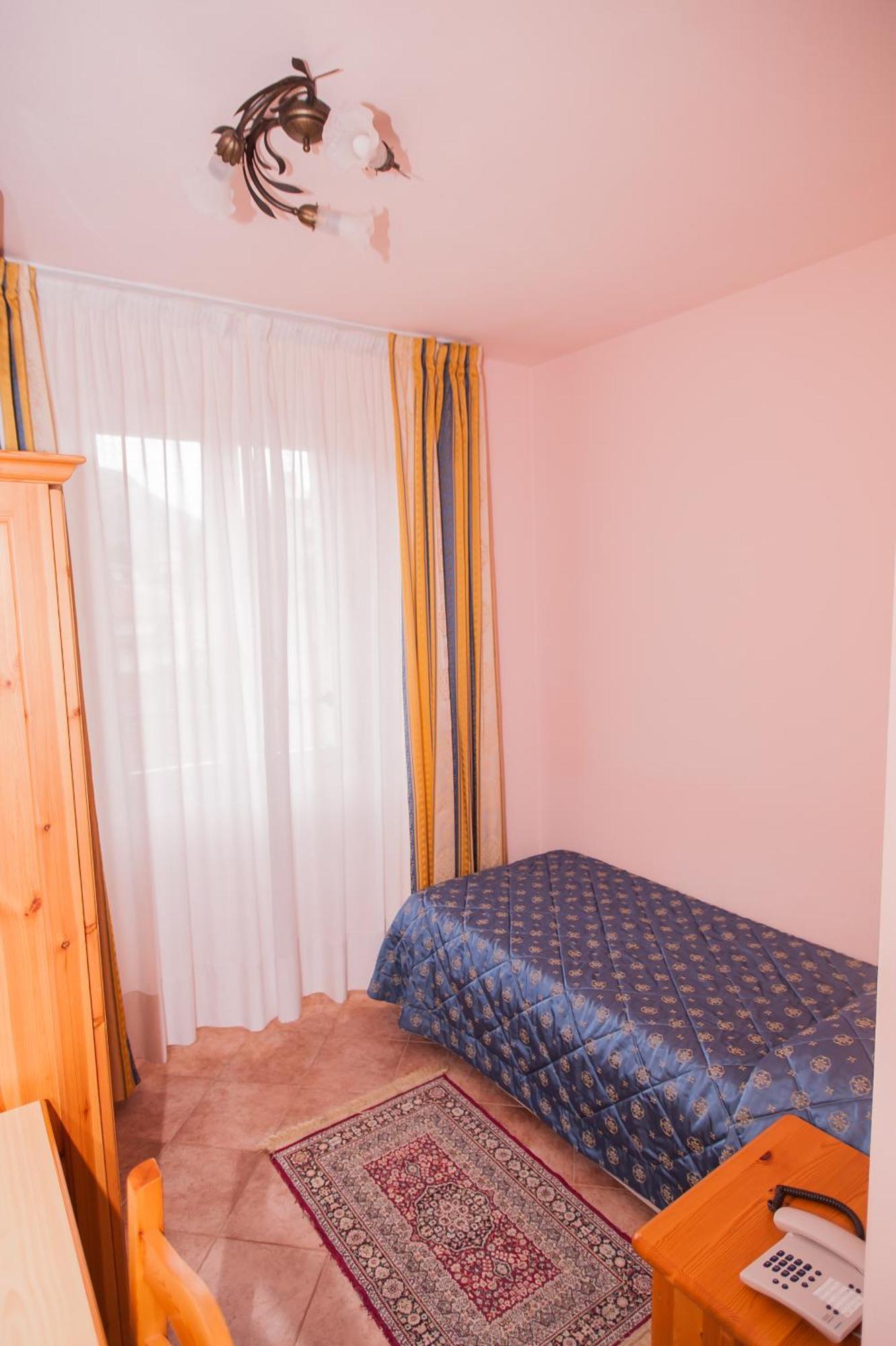 Hotel Vittoria Riva del Garda Oda fotoğraf